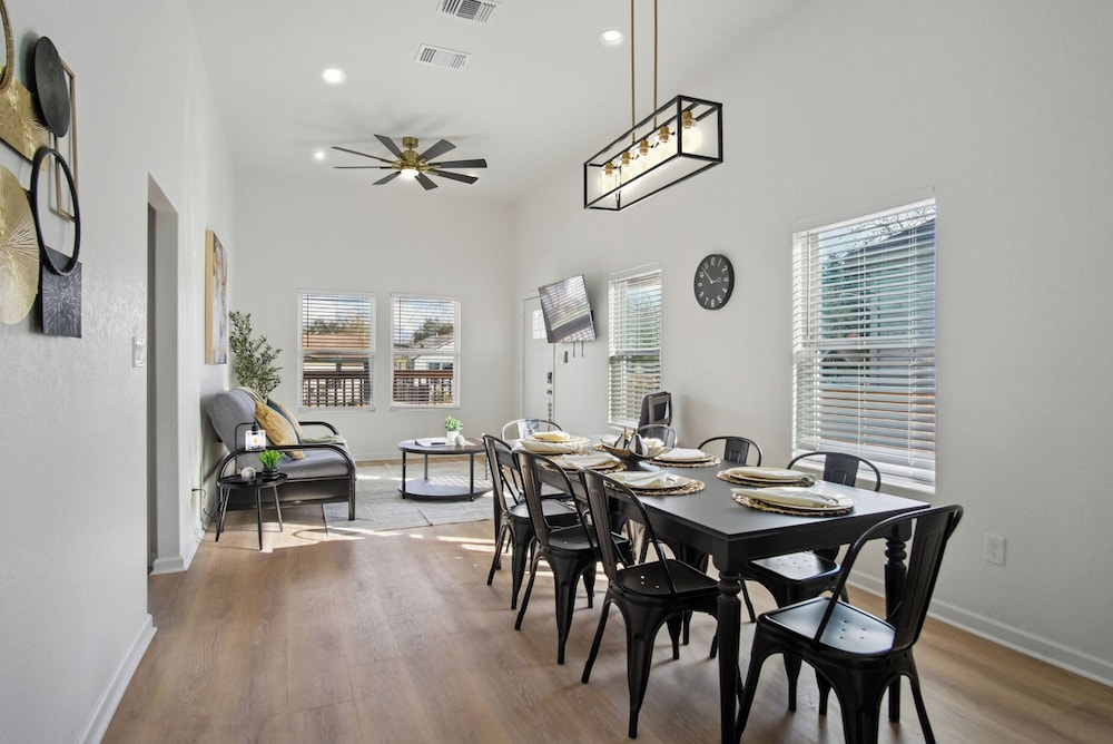 Peaceful Stays With Easy Access to Downtown