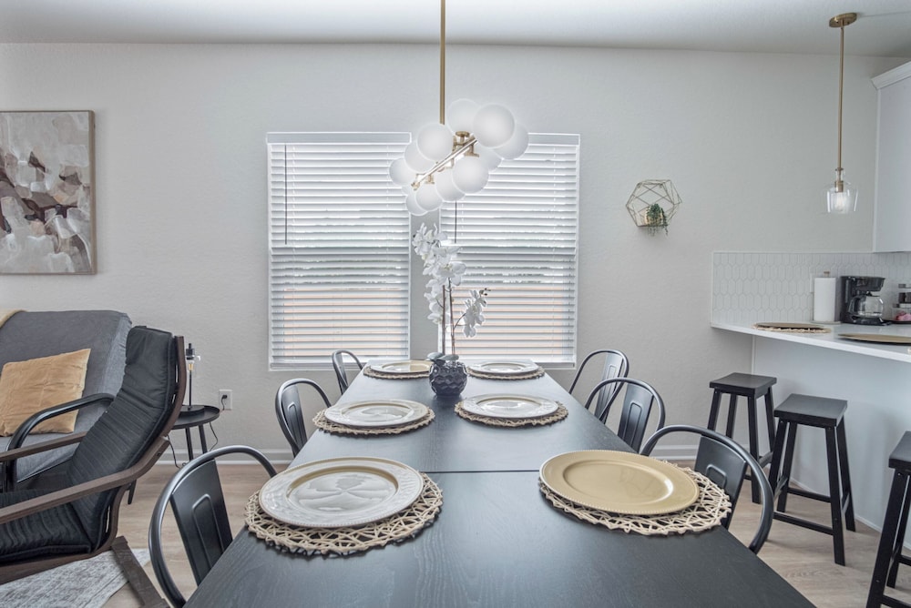 Comfy and Happy Stays Near Riverwalk and Downtown!