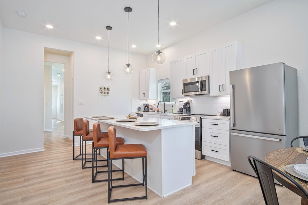 Feel, Chill and Enjoy 4br/3ba Near Fun Riverwalk!