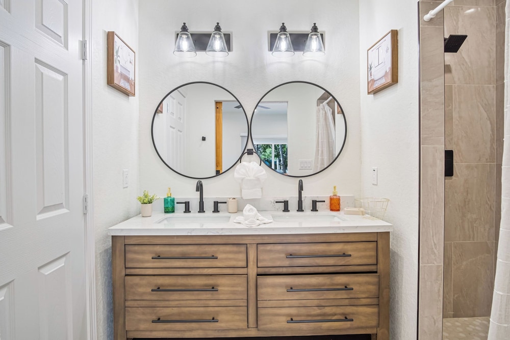 Urban Delight 4br/3ba Near City Center