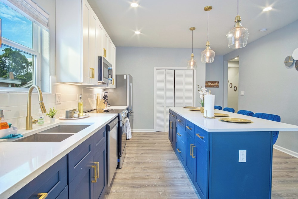 Lovely & Charming 4br/2.5ba Near Downtown's Prime