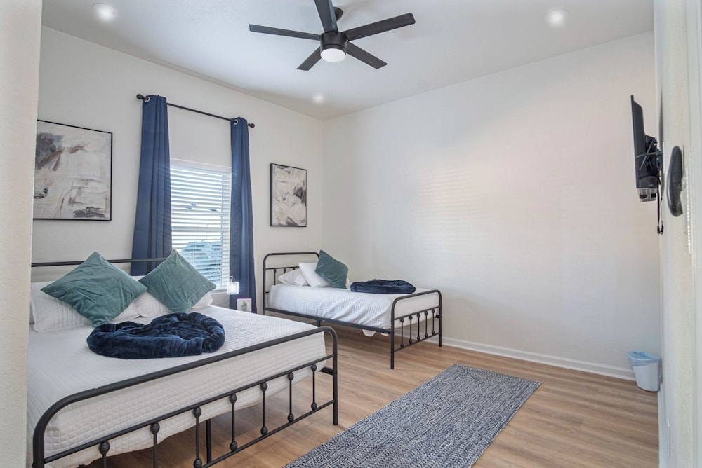 Pristine 3 BR/ 2BA Abode Close to Lovely Downtown!