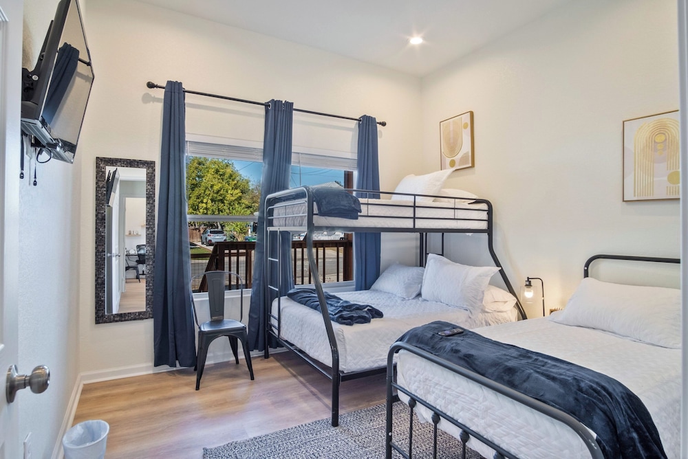 Stylish 3br/2ba Urban Retreat Near Lively Downtown