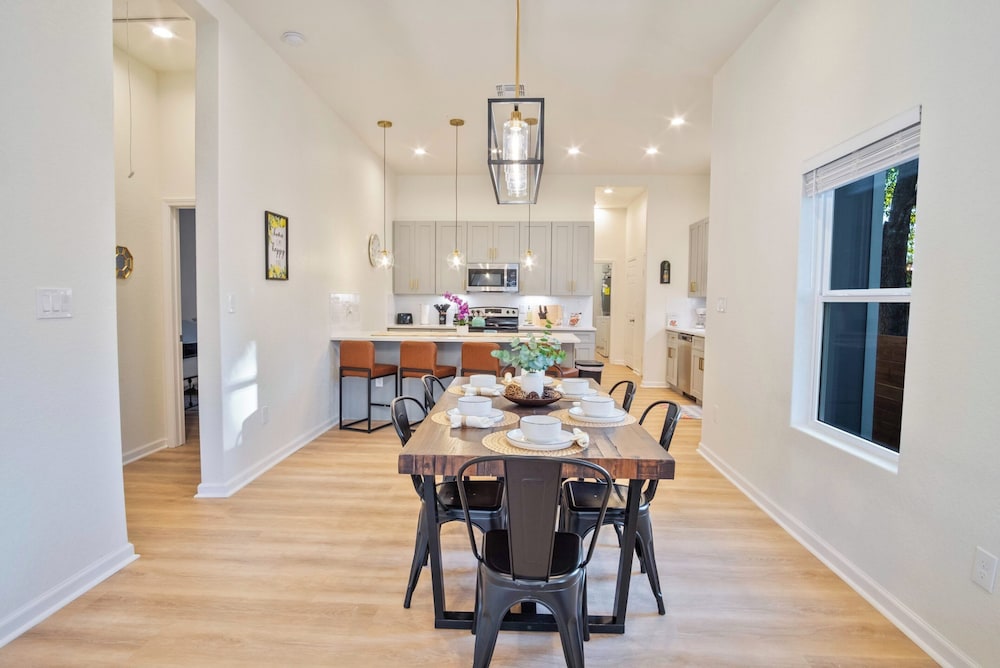 Stylish 3br/2ba Urban Retreat Near Lively Downtown
