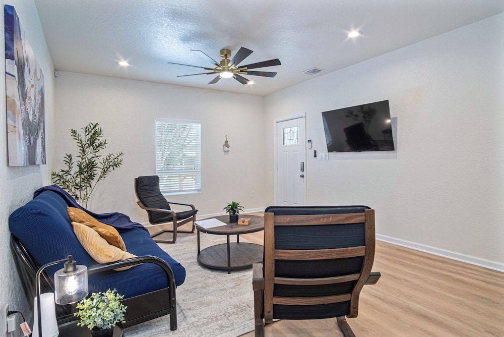 Unwind in Style 4BR 2BA Quick Access to Downtown