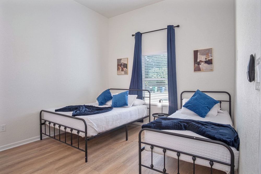 Bright and Clean 3 Bedroom Near Fun Riverwalk