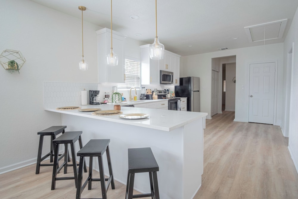 Comfy and Happy Stays Near Riverwalk and Downtown!