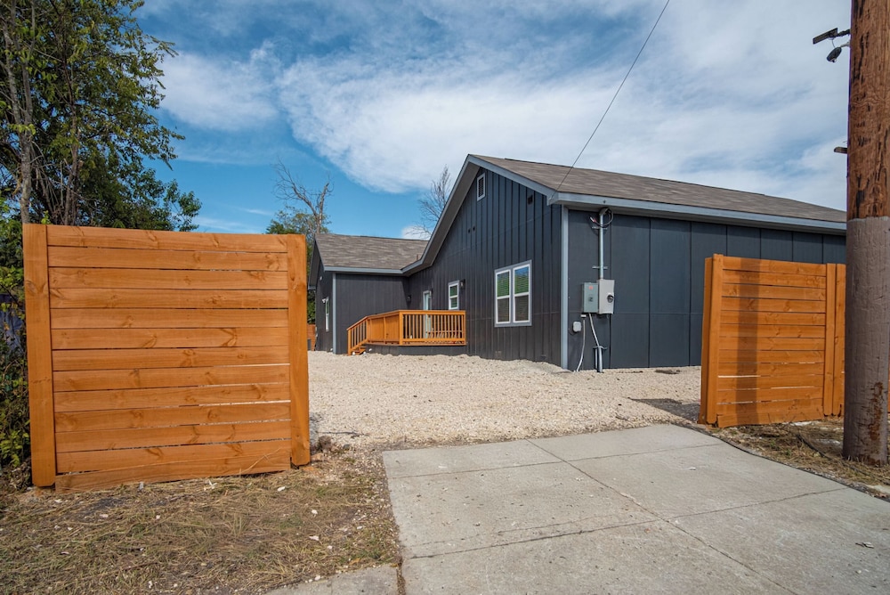 Bright and Clean 3 Bedroom Near Fun Riverwalk