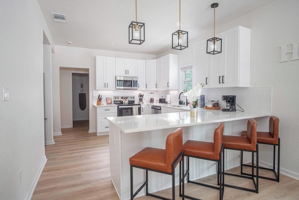 Vibrant 4br/3ba Oasis Near Happy Downtown!