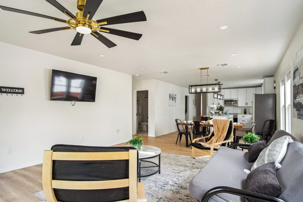 Stylish & Spacious Comfort 4br/3ba Downtown Gem!