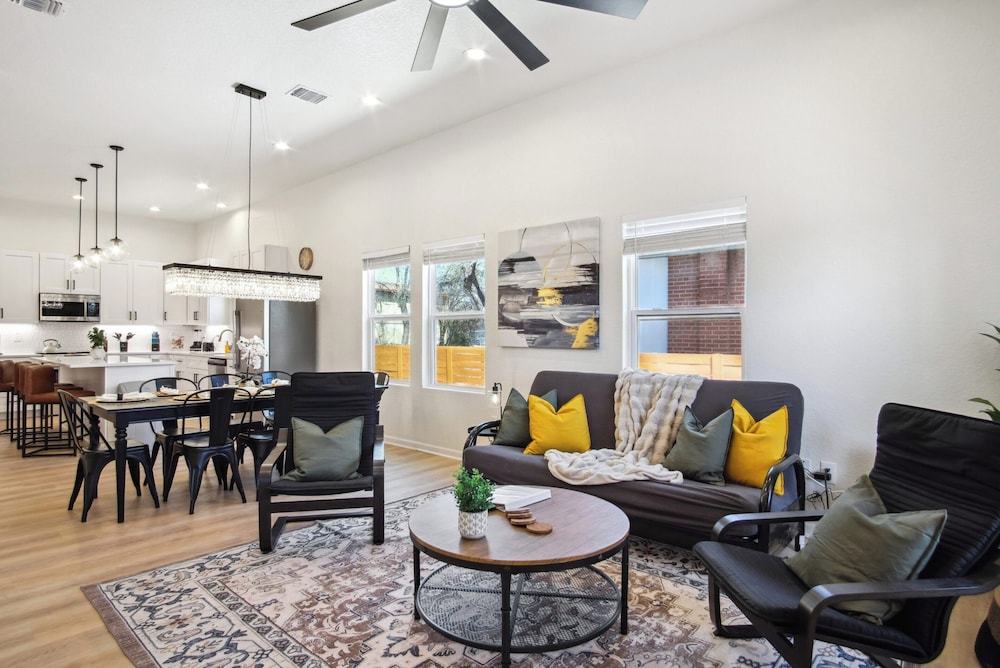 Sleek 4br/3ba Urban Living w/ Downtown Views!