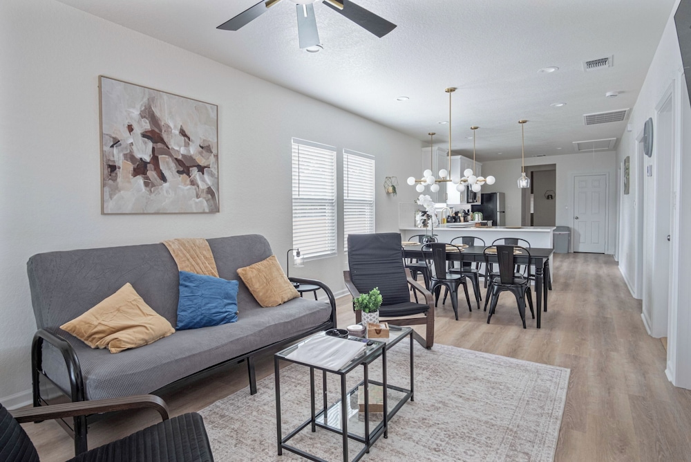 Comfy and Happy Stays Near Riverwalk and Downtown!