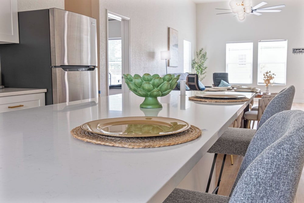 Bright and Clean 3 Bedroom Near Fun Riverwalk