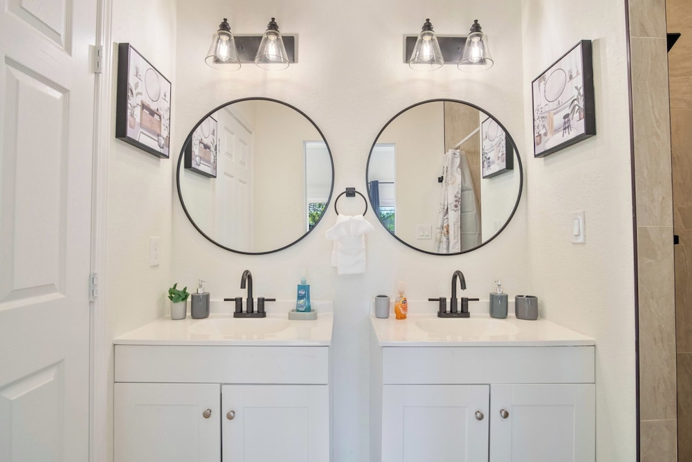 Stylish 3br/2ba Urban Retreat Near Lively Downtown