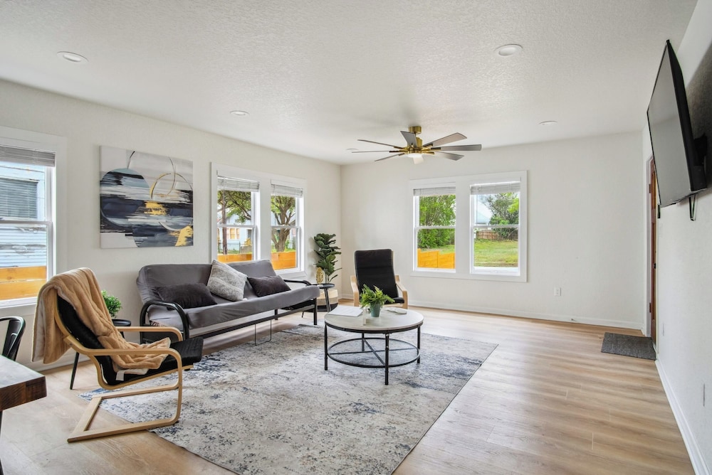Stylish & Spacious Comfort 4br/3ba Downtown Gem!