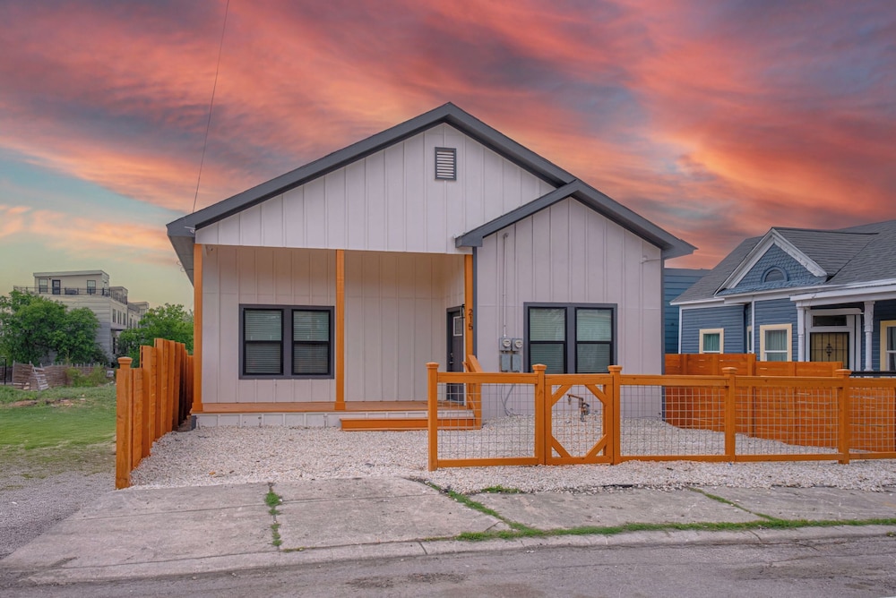 Skyline Retreat 3br-3ba w/ Stunning Views Near DT