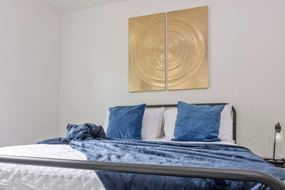 Historic Comfort 2BR/1BA Guesthouse Near Riverwalk