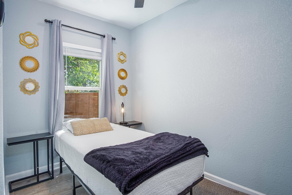 Charming 3br/1ba Close to Vibrant Downtown view 5