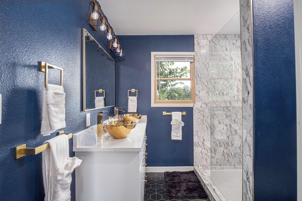 Stylish Stay With Unforgettable Downtown Views!