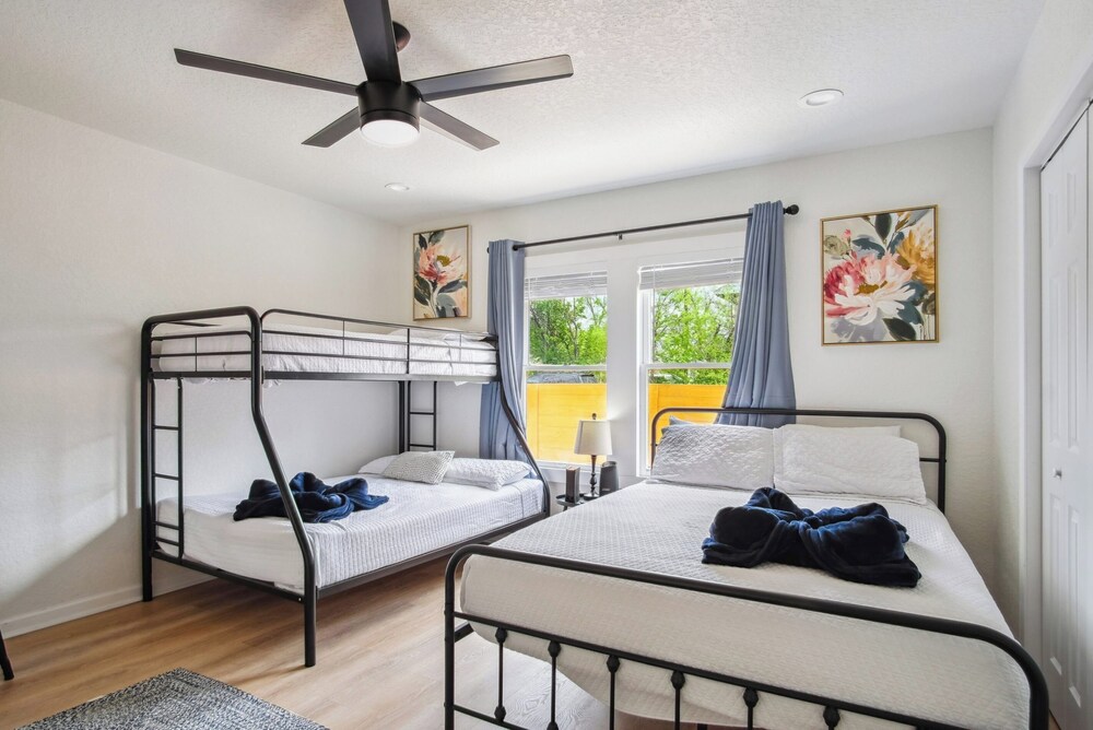 Stylish & Spacious Comfort 4br/3ba Downtown Gem!