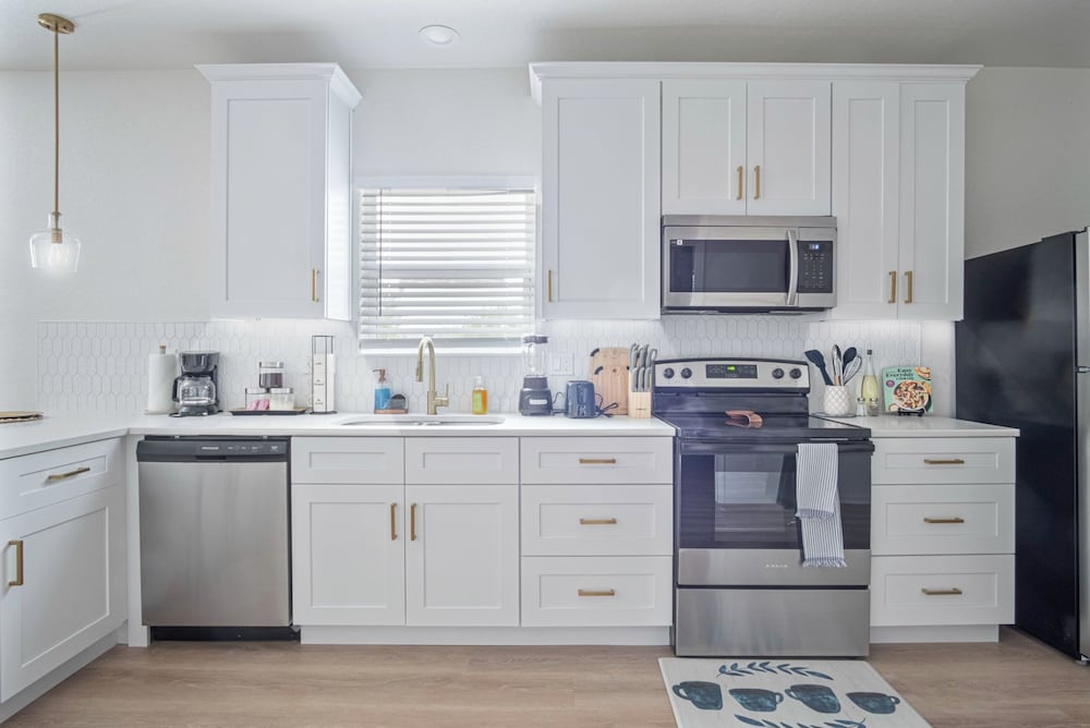Comfy and Happy Stays Near Riverwalk and Downtown!