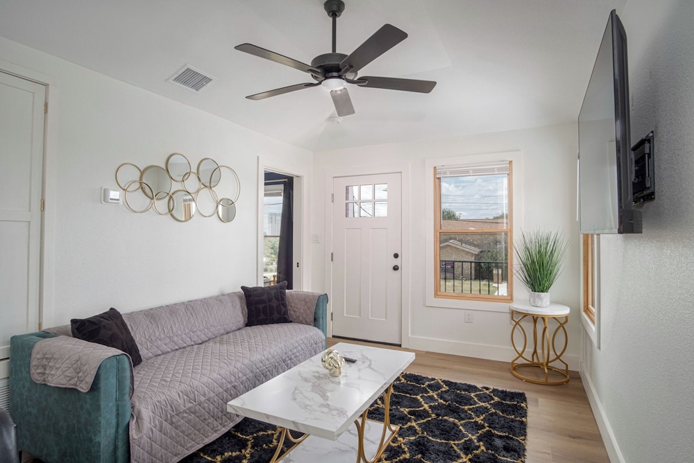 Stylish Stay With Unforgettable Downtown Views!