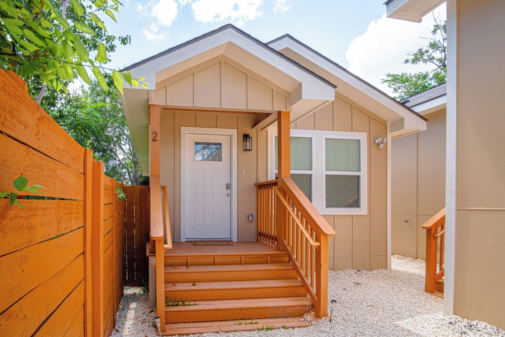 Historic Comfort 2BR/1BA Guesthouse Near Riverwalk