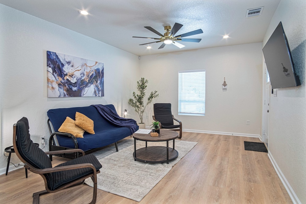 Unwind in Style 4BR 2BA Quick Access to Downtown