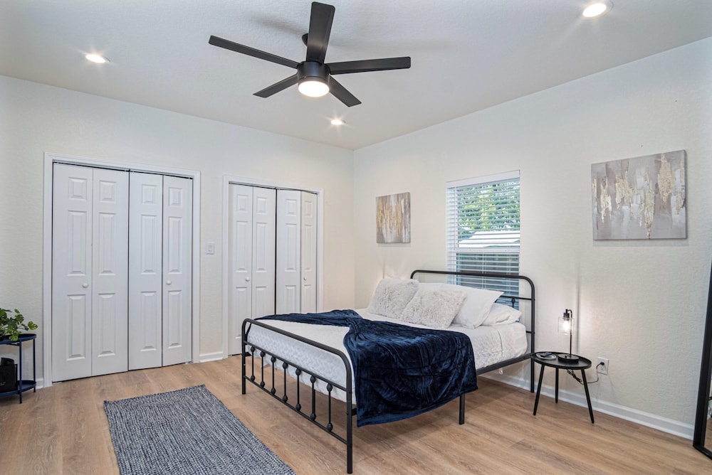 Unwind in Style 4BR 2BA Quick Access to Downtown