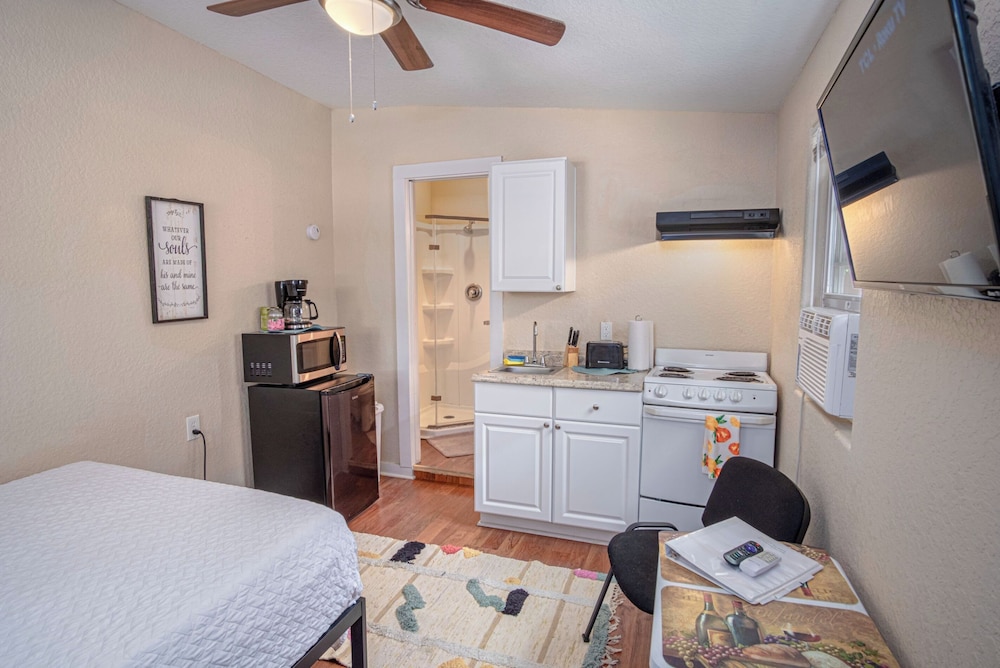Remodeled Studio Near Downtown view 5
