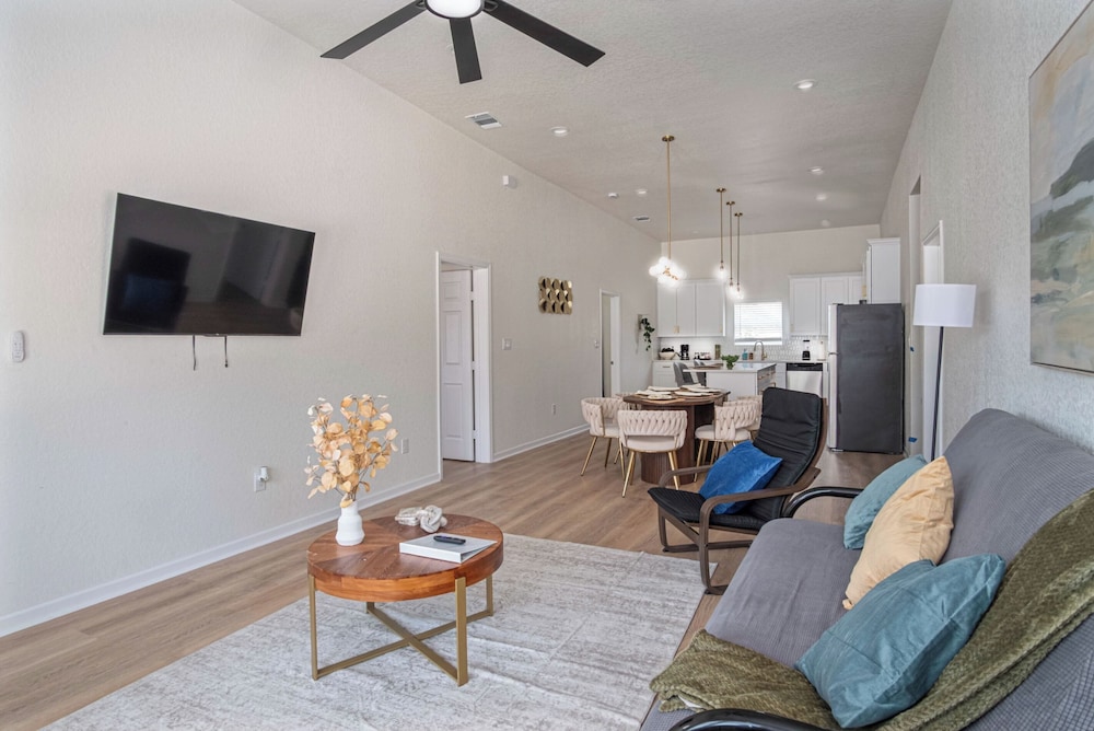 Bright and Clean 3 Bedroom Near Fun Riverwalk