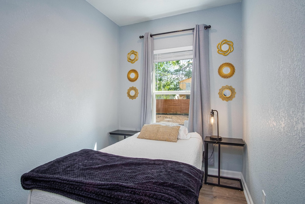 Charming 3br/1ba Close to Vibrant Downtown view 4