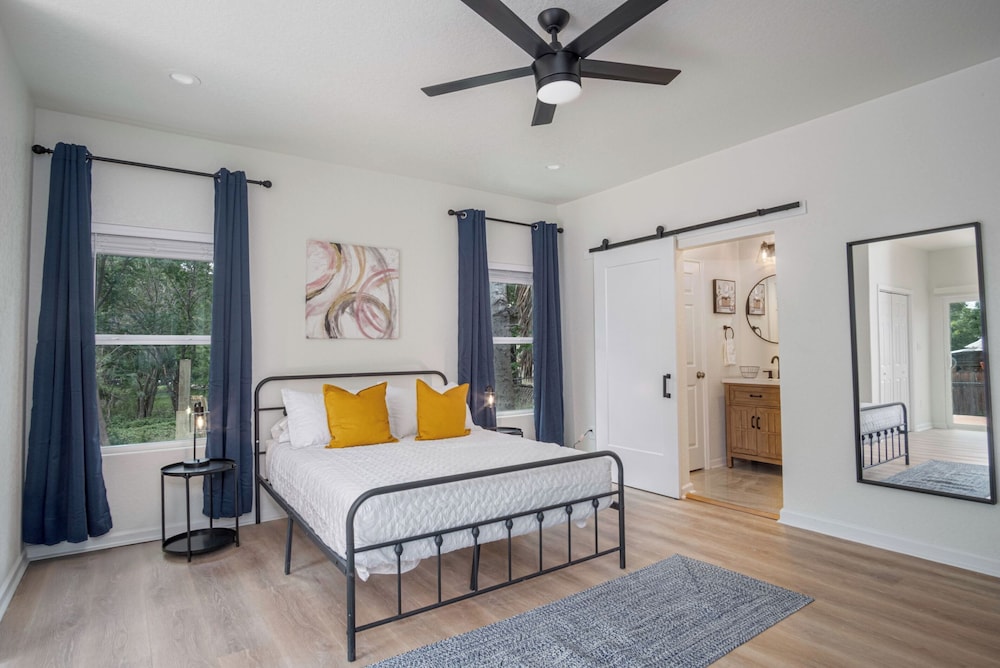 Vibrant 4br/3ba Oasis Near Happy Downtown!