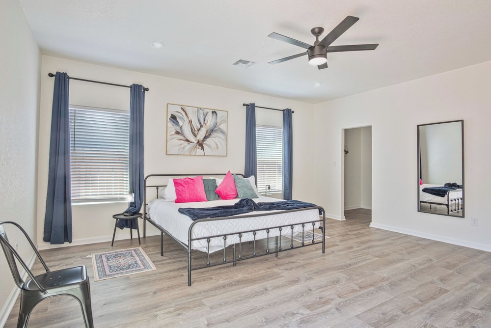 Generous 5br/3ba Haven Close to Alamo & Riverwalk!