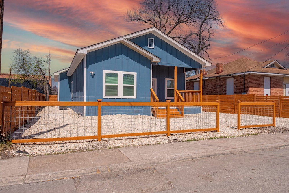 Sleek 4br/3ba Urban Living w/ Downtown Views!