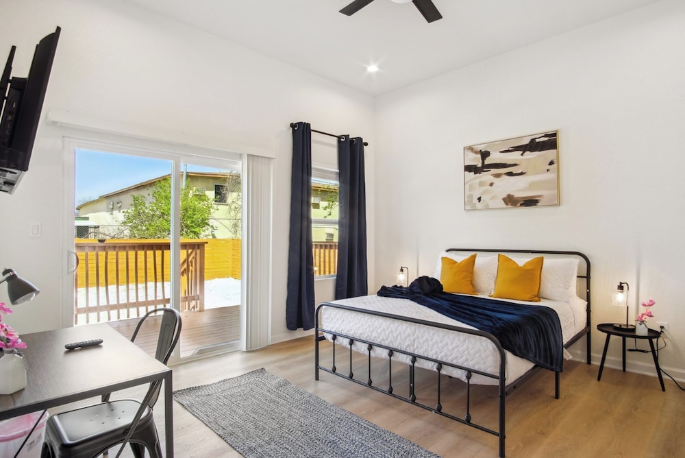 Sleek 4br/3ba Urban Living w/ Downtown Views!