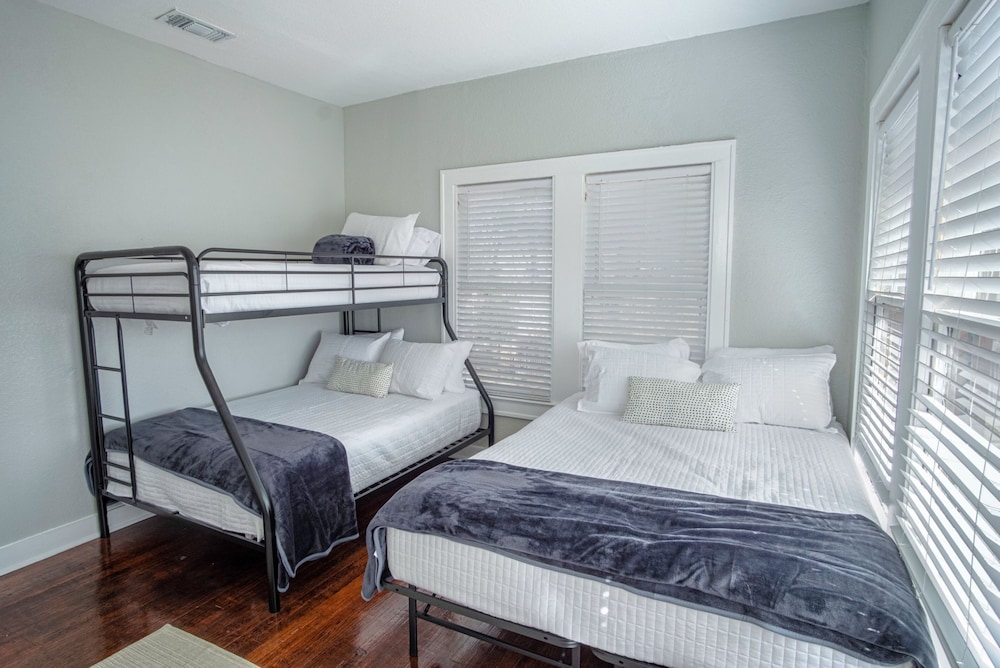 Trendy 3 BR Prime Apt Near Downtown view 4