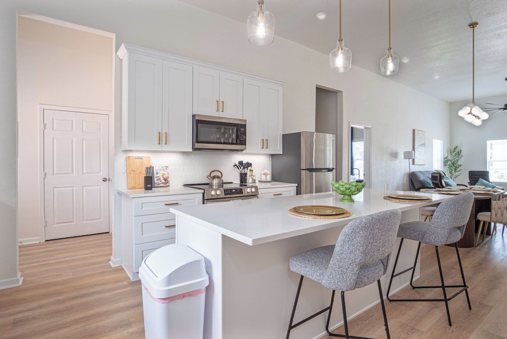 Bright and Clean 3 Bedroom Near Fun Riverwalk
