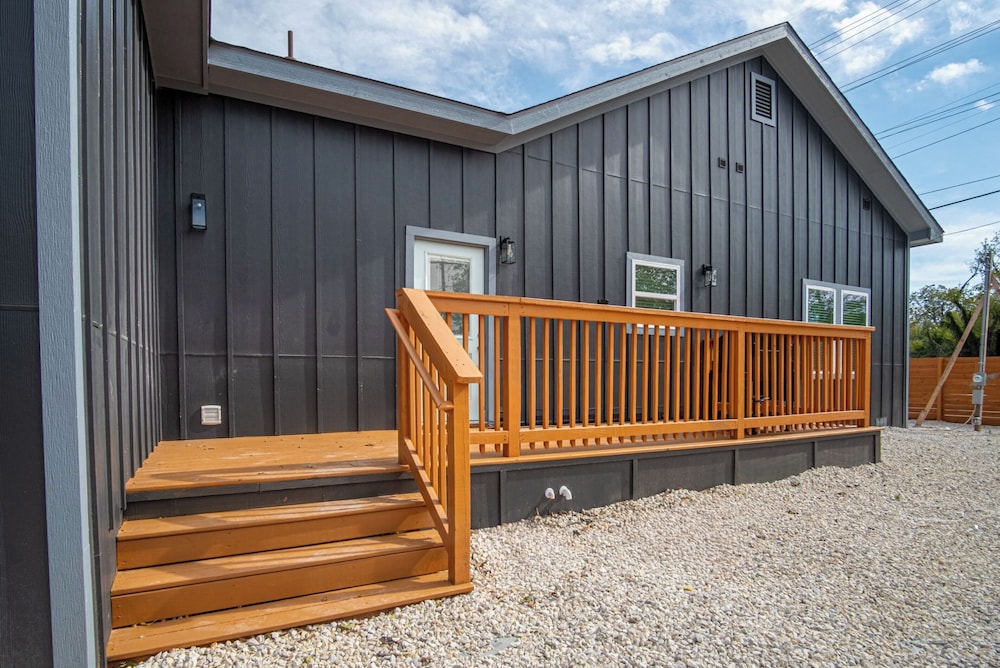 Bright and Clean 3 Bedroom Near Fun Riverwalk