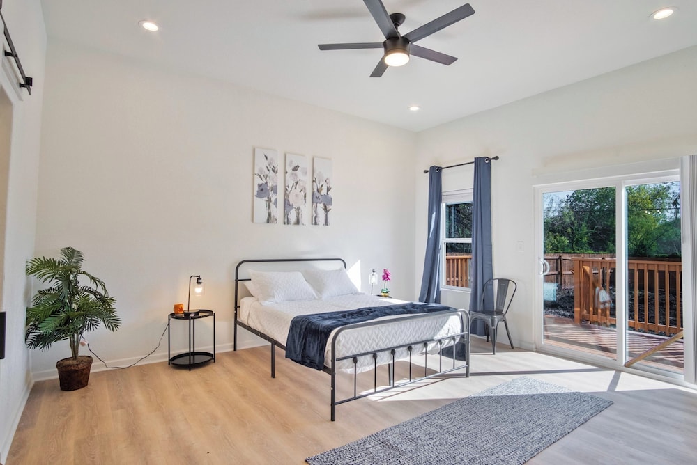 Stylish 3br/2ba Urban Retreat Near Lively Downtown