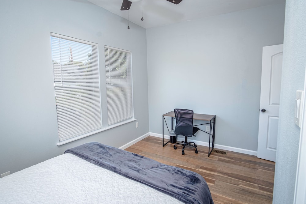 Magnificent Large Home Near Downtown view 3