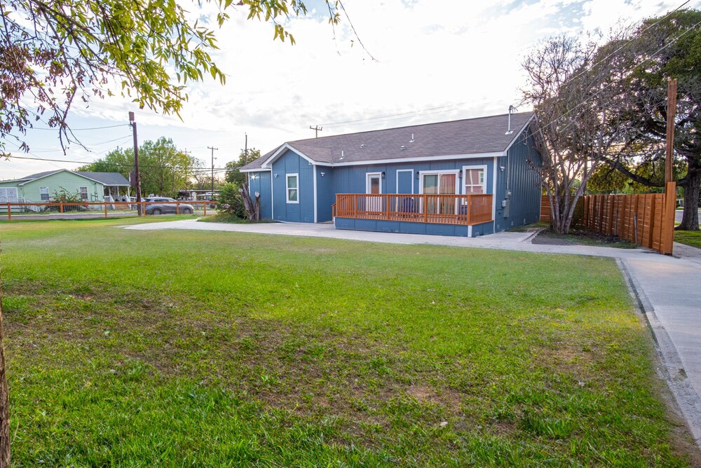 Downtown Dream Home Spacious 4br/2ba Sleeps 12! view 2