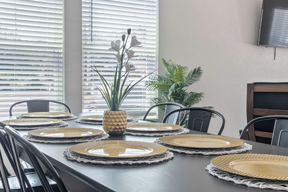 Generous 5br/3ba Haven Close to Alamo & Riverwalk!