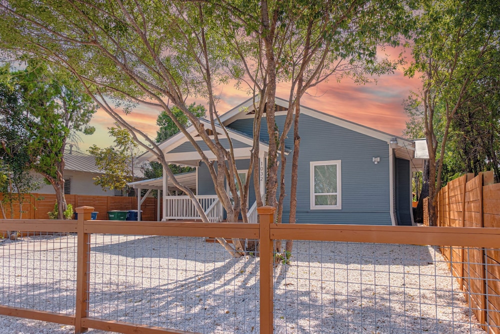 Unwind in Style 4BR 2BA Quick Access to Downtown