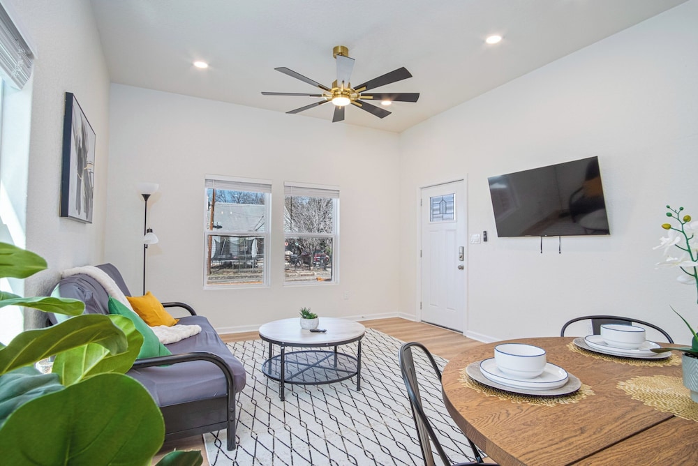 Feel, Chill and Enjoy 4br/3ba Near Fun Riverwalk!
