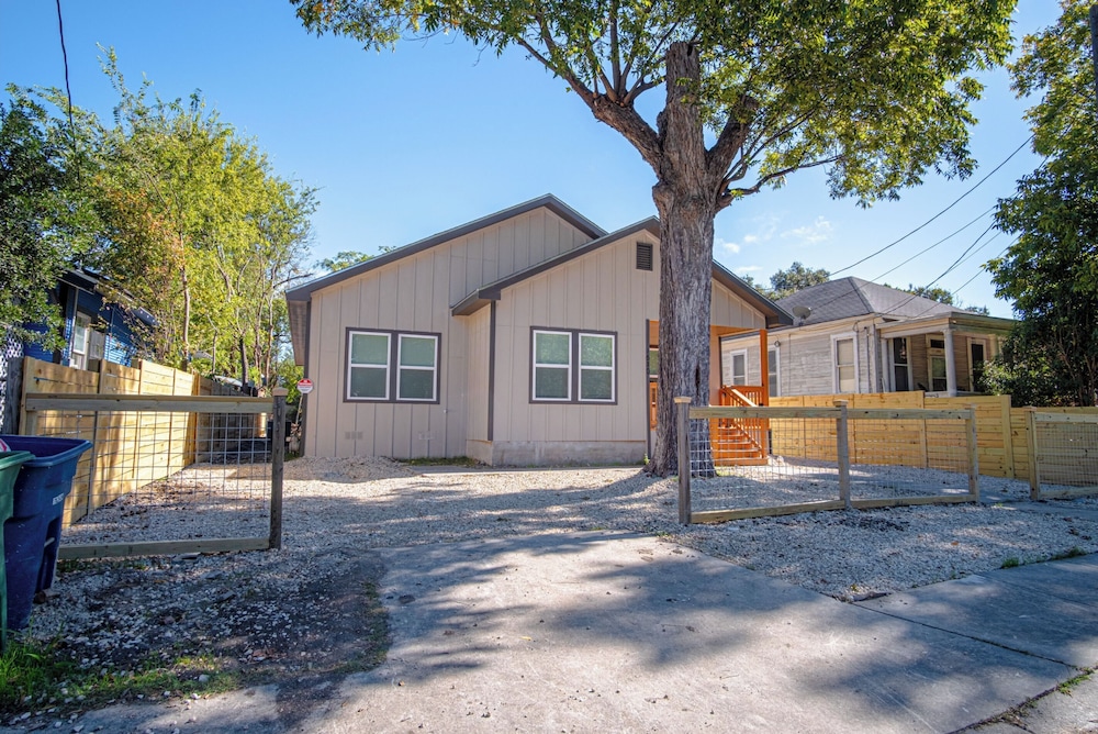 Urban Delight 4br/3ba Near City Center