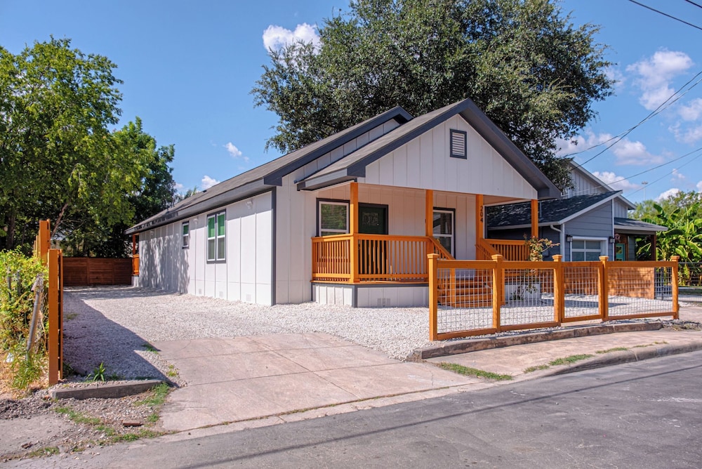 Comfy and Happy Stays Near Riverwalk and Downtown!