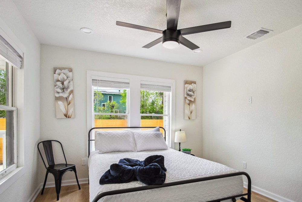 Stylish & Spacious Comfort 4br/3ba Downtown Gem!