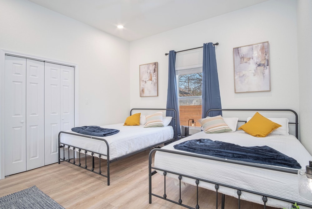Feel, Chill and Enjoy 4br/3ba Near Fun Riverwalk!