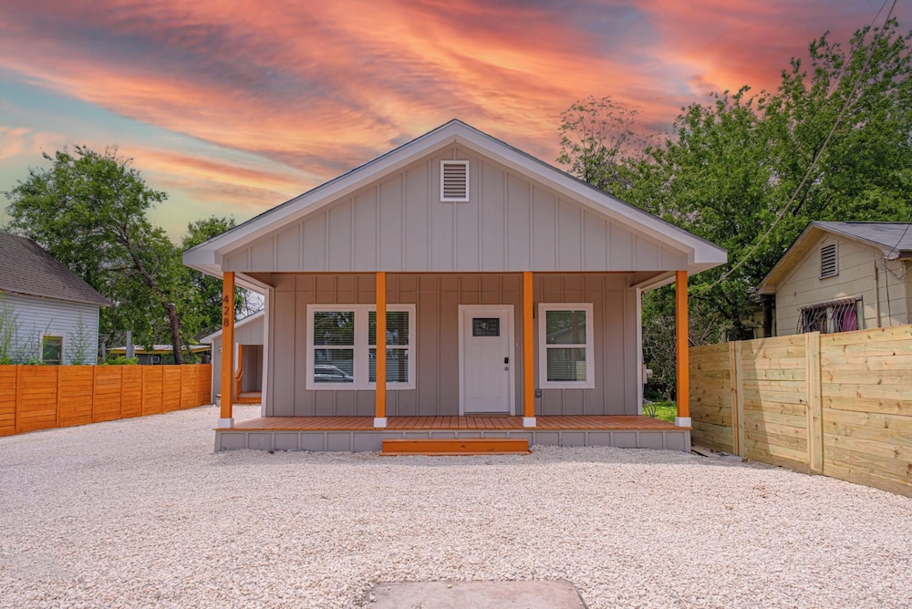 Vibrant 4br/3ba Oasis Near Happy Downtown!